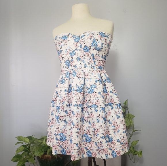 Sans Souci Dresses & Skirts - HOCO! Sans Souci White Floral Tea Party Cupcake Dress L StraplessSans Souci HOCO